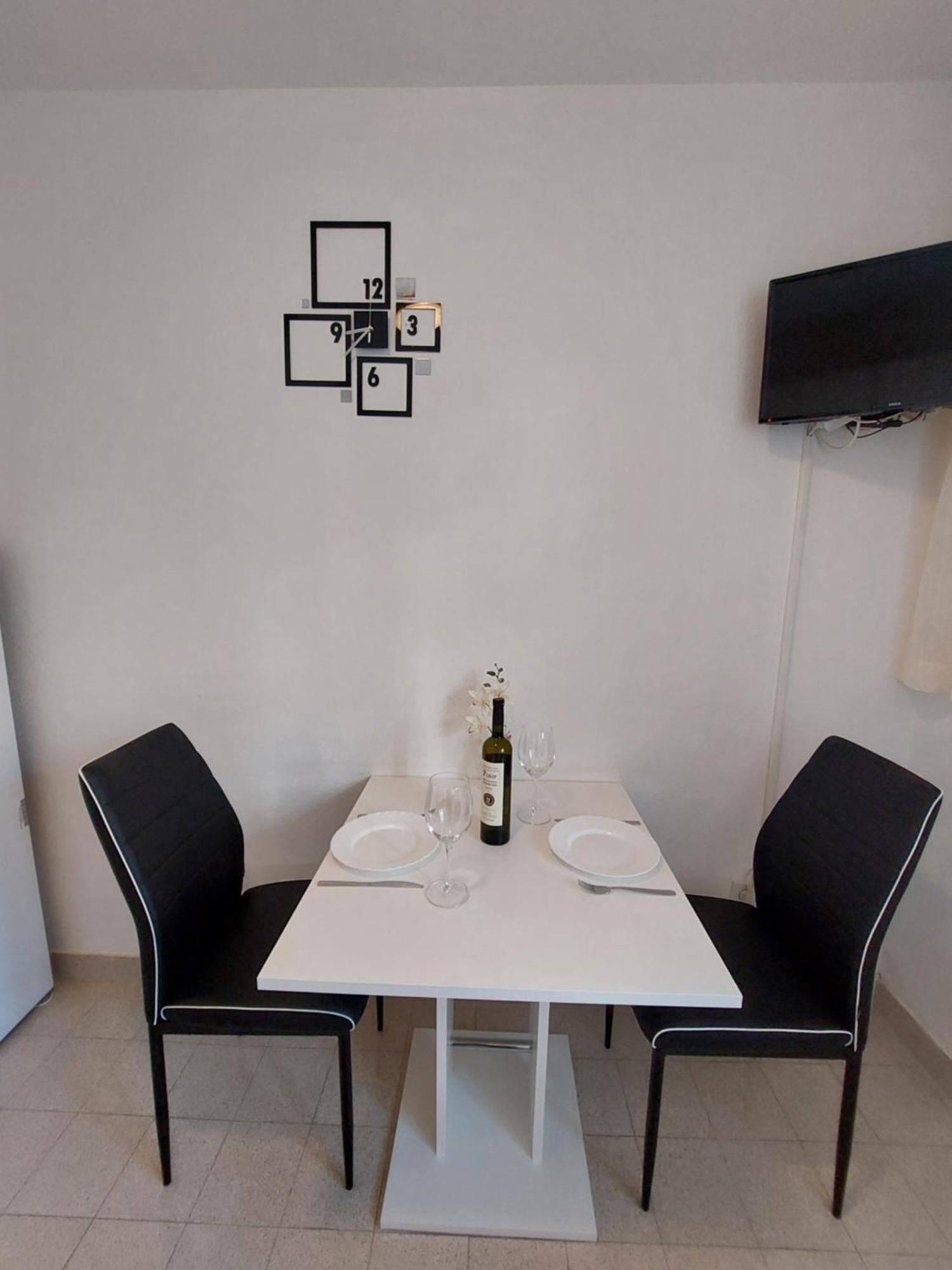 Apartments Dora Хвар Екстериор снимка